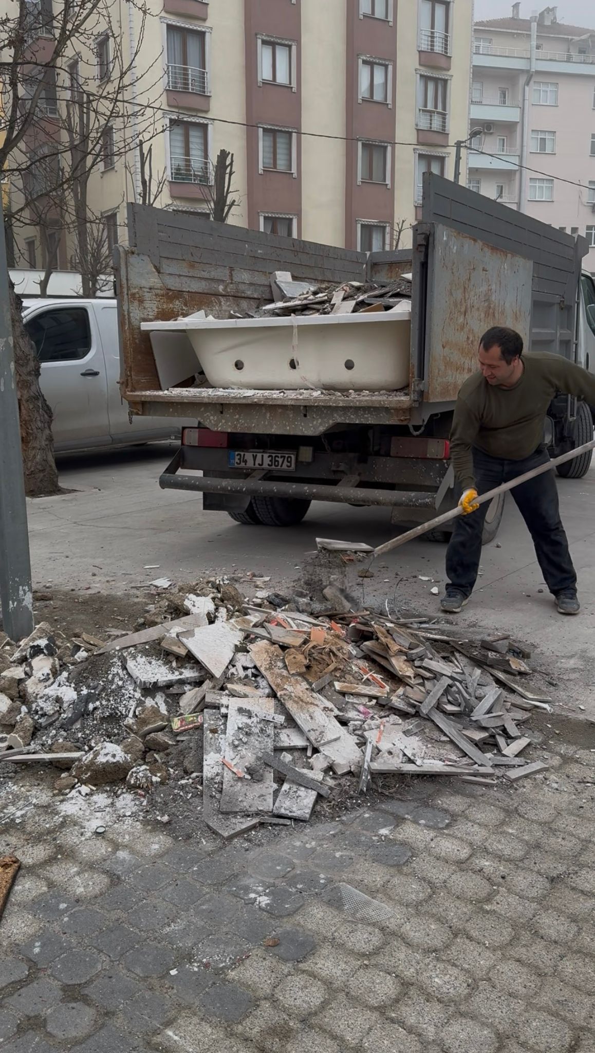 Kamyon yanında moloz toplama çalışması